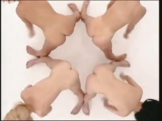 年轻的阿内奇卡在椅子上跳舞