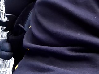 年轻的金发女郎得到一个鼻出在她的绷紧的a波段
