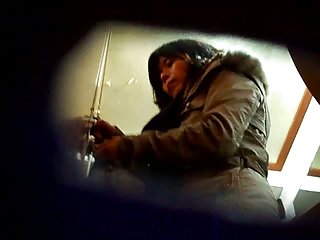 年轻性感的亚洲人吸一个胖家伙的迪克和舔他的努斯